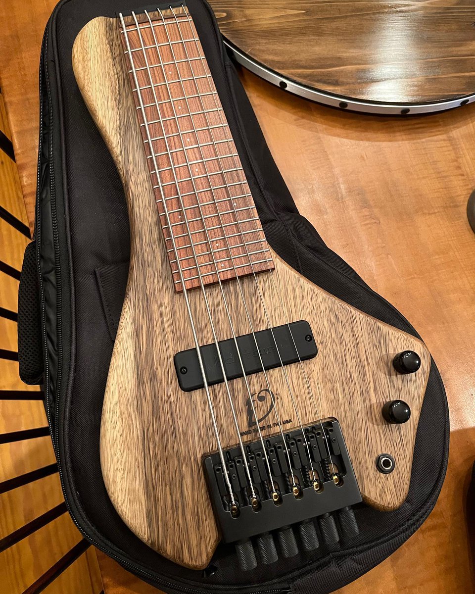 apollonmusic's tweet photo. 【新潟店】トラベル用の域を完全に脱している
WingInstruments。の中で特に人気なのがClassicBassシリーズ。
プレイヤーの新たなスタイルを引き出してくれます。
現在オーダー中。早く来ないかぁ🤤
#WingInstruments #トラベルギター #トラベルベース

https://t.co/DxaC09BJMp https://t.co/zzeyXg89bi