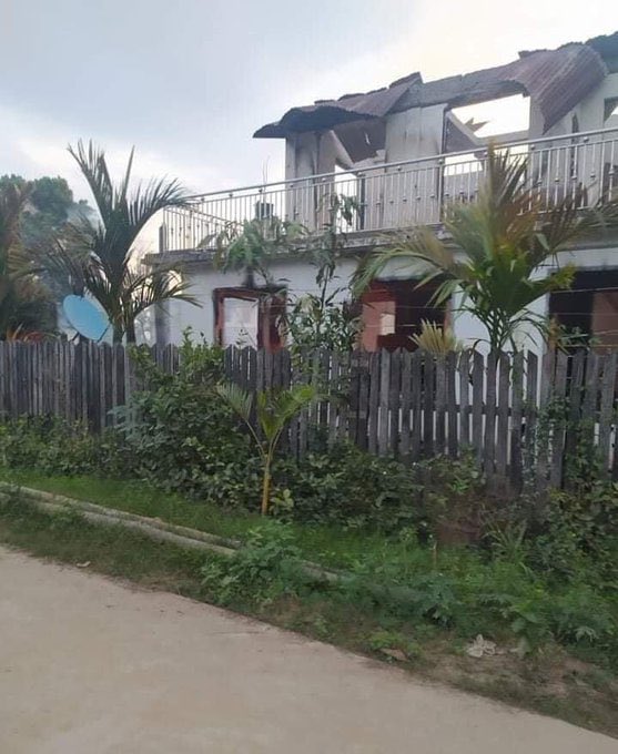 Haruonchill's tweet photo. Junta Terrorists stationing at Innywa village clashed with local PDFs in #Sagaing’s #Katha town on the night of Jan18. And they raided the home of CDM ward administrator at Myoma ward this morning, destroyed the belongings and BURNED his home to ashes. 
#WhatsHappeningInMyanmar https://t.co/czUDieogGR