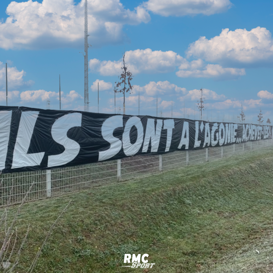 RMCsport's tweet photo. 💬 Lyon réagit à la banderole de ses supporters : "L’OL condamne la banderole placée à l’extérieur de ses infrastructures ce mercredi. Aucune rivalité sportive ne peut justifier de tels propos, encore plus quand ils prennent ensuite corps négativement dans nos stades." https://t.co/nzHQl6p5aH