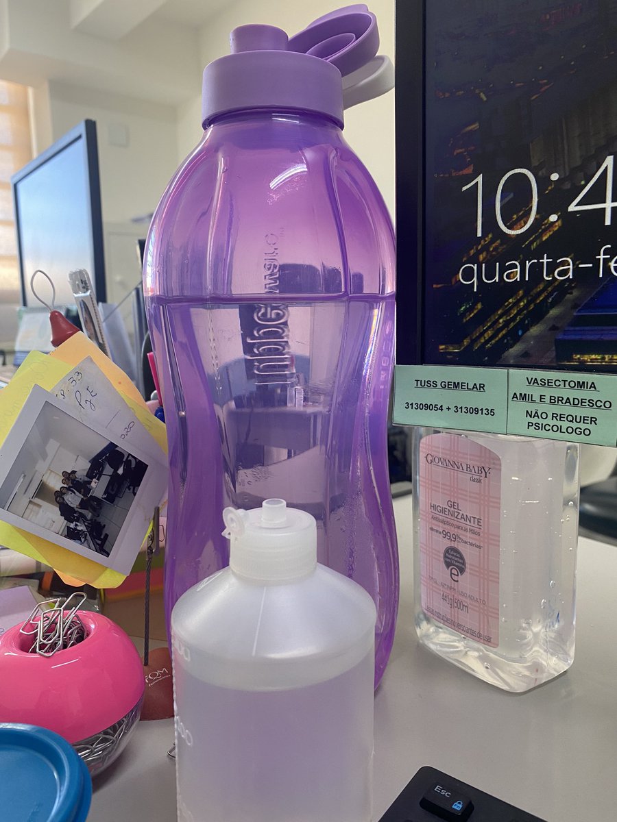 viviborah's tweet photo. Enfim, tão atarefada, que fui tomar um gole de água, coloquei a almotolia na boca, voou alcool 70% pra todo lado, inclusive na minha guela https://t.co/vWm6V8Pz2Y