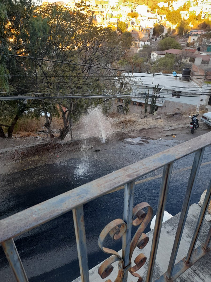 anaflaka's tweet photo. Reporte de fuga @simapag en la carretera panorámica a la altura del carrizo por callejón agua zarca. https://t.co/8oiL83zwiX