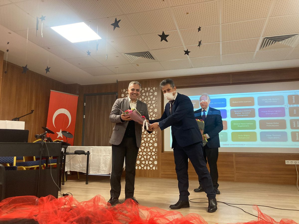 ostimtechtto's tweet photo. Rektör Yardımcımız Prof. Dr. Serdar Müldür 'Dijitalleşen Yaşantımızda Yazılımın Önemi' ve TTO Müdürümüz Öğr. Gör. Gökhan Topal 'Teknoloji ve Gelecek' konularında seminer vererek Keçiören Vatansever Şehit Tümgeneral Aydoğan Aydın Fen Lisesi öğrencileri ile bir araya geldi. https://t.co/unJv49Z0QG