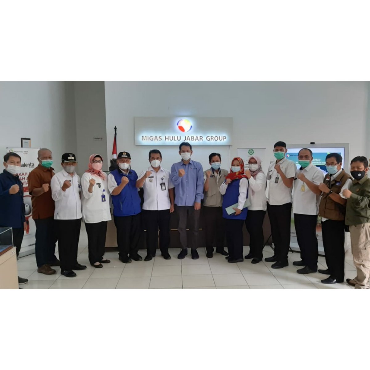 Camat Batununggal (Drs. Tarya, M.AP) beserta para lurah se-Kecamatan Batununggal berkunjung dan memberikan presentasi pengolahan sampah di Migas Hulu Jabar. Rabu (19/1/2022) #batununggalberanilawancovid19 <a href="/kangyanamulyana/">Yana Mulyana</a> <a href="/emadisyanjak/">Ema Sumarna</a> <a href="/halo_bandung/">Prokopim Kota Bandung</a> <a href="/pembdg/">Pemerintahan Bandung</a> <a href="/irnawin_art/">Irna Winartin</a>