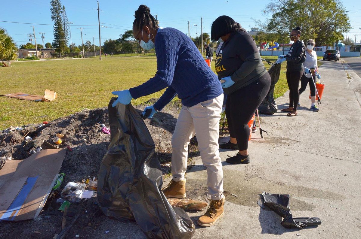 boyntonbeachrec's tweet photo. Many thanks to the dedicated volunteers who participated in Monday’s Day of Service Cleanup! Together, they removed 435 pounds of trash from the Heart of Boynton. Thank you for making a difference! #WeMakeLifeFun #Cleanup #Volunteers https://t.co/RI1vSEEpAF
