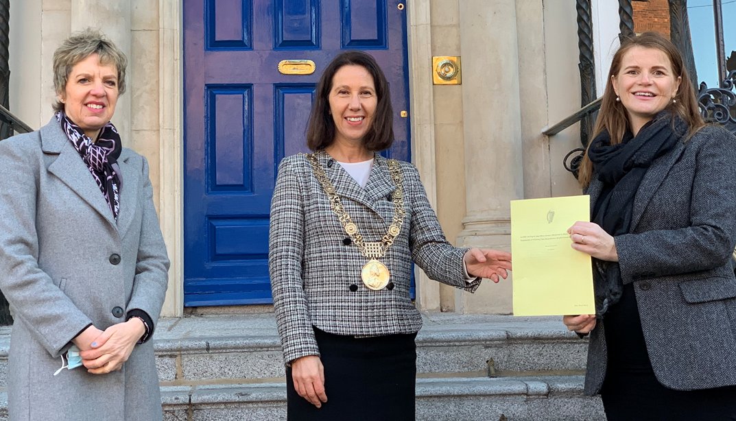 INTOnews's tweet photo. INTO Equality Officer Maeve McCafferty met with @ivanabacik & @LordMayorDublin to discuss the #ReproductiveHealthLeave Bill, due back in the Seanad tomorrow. The bill seeks to support members managing a range of reproductive health matters during the school year. https://t.co/c3vlWwc7Q2