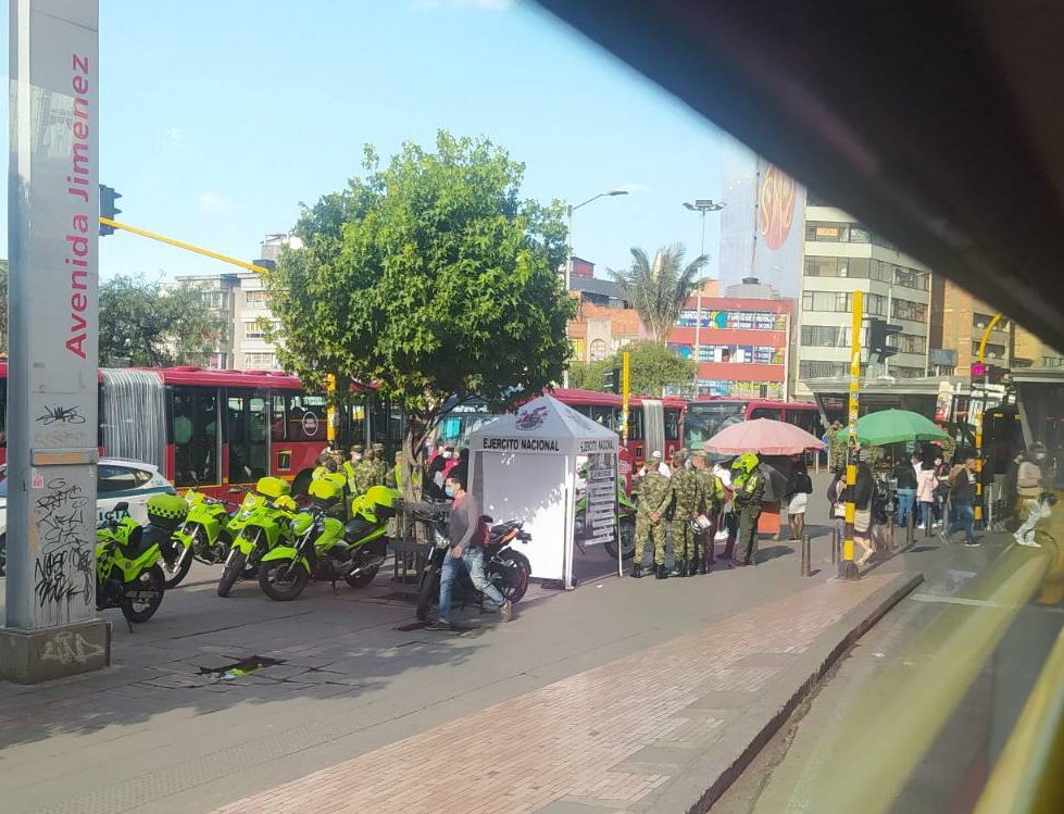 ACOOCobjecion's tweet photo. #ATENCION nos reportan que soldados de @COL_EJERCITO y efectivos de la @PoliciaColombia están realizando un operativo irregular de reclutamiento ¿Que hacen policías solicitando documentos para pasárselos a los soldados? ¿Saben que eso es detención arbitraria? @DefensoriaCol https://t.co/hwQE4r6e6m
