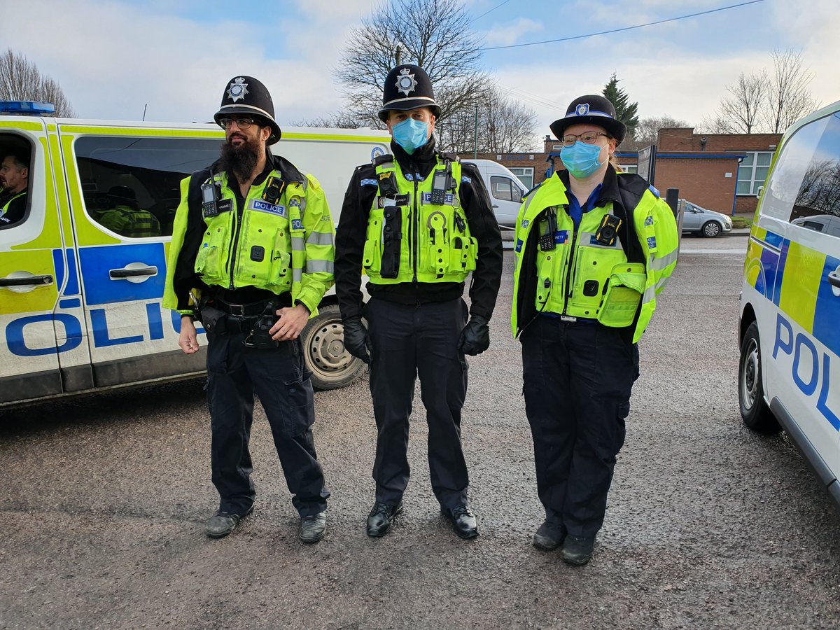 LeosWMP's tweet photo. Your LEOS Team with our esteemed partners from The Fire Service, DVSA, Solihull Taxi Licensing, Civil Enforcement Officers and Trading Standards Officers from Solihull conducted a traffic operation today. Three vehicles seized, several tickets issued and advice given. #teamwork https://t.co/eUk2qAnuYU