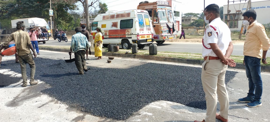 trafficpsmdy's tweet photo. ಈ ದಿನ ಮಂಡ್ಯ ಸಂಚಾರ ಪೊಲೀಸ್ ಠಾಣಾ ಸರಹದ್ದಿನ ನಗರದ ಮೈಸೂರು-ಬೆಂಗಳೂರು ರಾಷ್ಟ್ರೀಯ  ಹೆದ್ದಾರಿಯಲ್ಲಿ ಗುಂಡಿ ಬಿದ್ದ ರಸ್ತೆಯನ್ನು  ಜಲಮಂಡಳಿ ಇಲಾಖೆಯ ಅಧಿಕಾರಿ ಹಾಗೂ ಕಾರ್ಮಿಕರುಗಳ ಸಹಕಾರದಿಂದ  ರಸ್ತೆಗೆ ಟಾರು ಹಾಕುವ ಮೂಲಕ ಸರಿಪಡಿಸಲಾಯಿತು. 
@MandyaPolice 
@Addlsp_Mandya 
@DspMandya 
@MandyaTownCpi https://t.co/AusBhVOtlo
