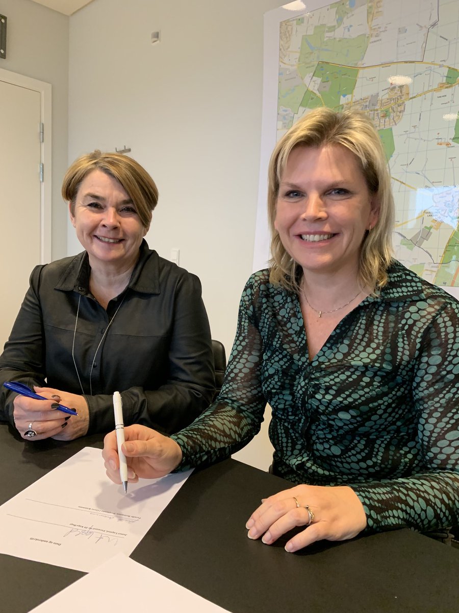 HelenLJensen's tweet photo. Nyt lovende samarbejde mellem ⁦@DanskIndustri⁩ og Greve Kommune skudt igang. Målet er at få flere unge til at vælge en erhvervsudd &amp; få flere voksenlærlinge. Borgmester ⁦@PernilleBeckman⁩ &amp; fmd. for DI Roskilde/Køge Bugt skriver under. #eud #dkuddpol #dkbiz #kompoldk https://t.co/rrOBKdCA8D