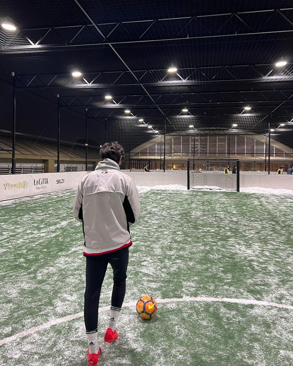 iFlamesForMinho's tweet photo. 220119 [choiminho_1209 IG] 

winter soccer ❄️⚽️

#SHINee #Minho #샤이니 #민호 https://t.co/9hCgJFyOo7