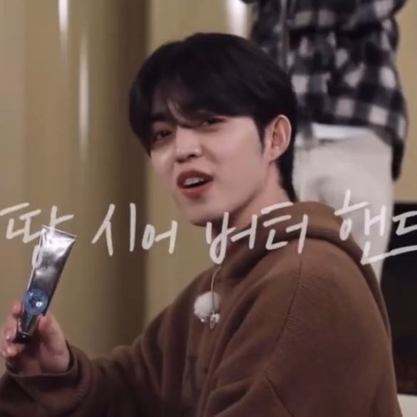 lovable_coups's tweet photo. 🧸

#RT + 팔로우 추첨 
한분께 록시땅 광고세트 드릴게요 ♡
에스쿱스 짱.. 
에스쿱스가 ppl하면 무조건 사 https://t.co/RkPvBeHU6B