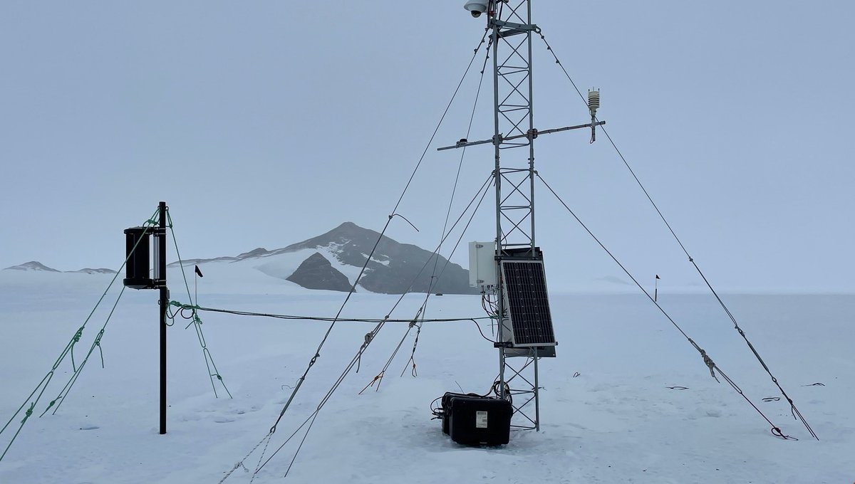 LeTurbines's tweet photo. 300 miles from the #SouthPole - a real test for our LE-v50 Extreme #windturbine!❄️
This is a test site for our clients who design and build #weatherstations and #GPS systems for research scientists operating in #Antarctica 
More on our turbines here: https://t.co/MH289SsWws https://t.co/fkKyX6pz7k