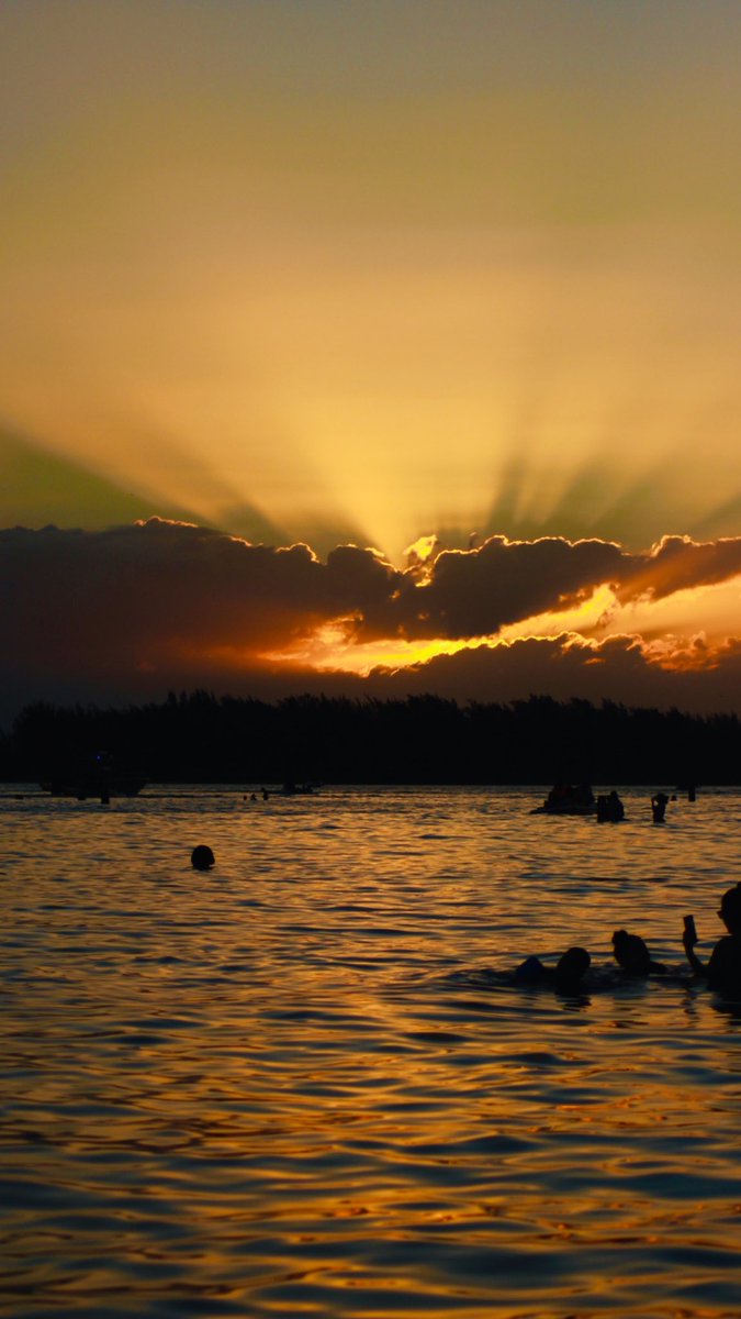 AlexanderFB's tweet photo. República Dominicana es dramática en sus atardeceres de Invierno. Nada como verlo desde la playa ;)🇩🇴🌅🎇📸 #TurismoRD #GoDomRep #DominicanRepublic #sunsets #GoDR cc @TurismoRD @GoDomRep @marcapaisrd @fitur_madrid https://t.co/m3To67RZjV