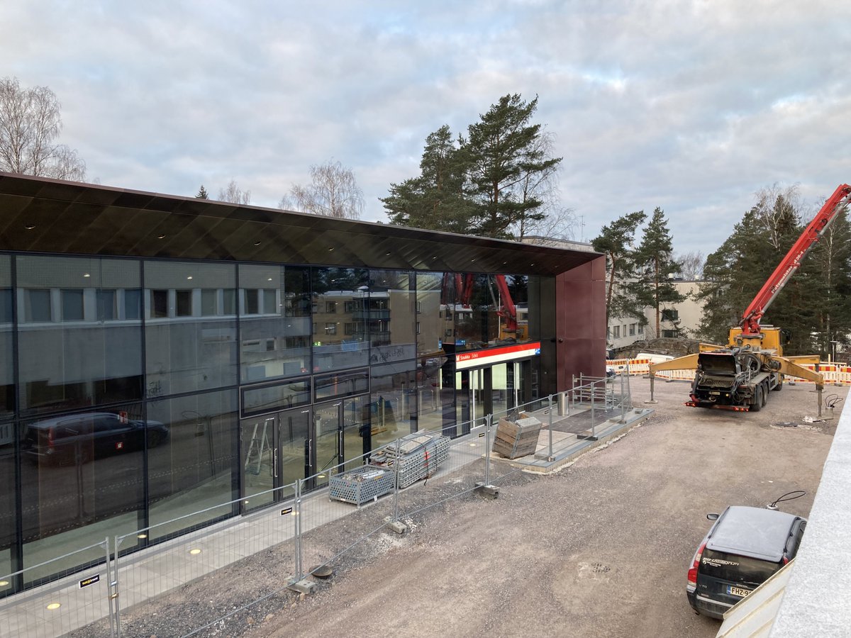 locateinespoo's tweet photo. Soukan metroasema erottuu edukseen. Kullakin uudella metroasemalla on oma tunnistettava ilmeensä niin sisä- kuin ulkotiloissa. Länsimetron jatkeen myötä Espooseen saadaan viisi uutta asemaa ja rutkasti kaupunkikehitystä. #Espoo #EspooRakentaa #KestäväEspoo @metrorakentuu https://t.co/vCPPnVFhJk