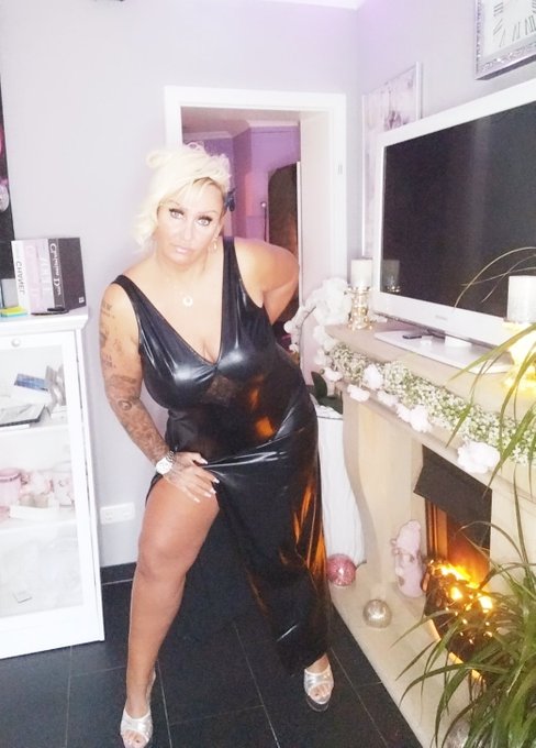 Muss ja mal wieder was Posten..hoffe es gef&auml;llt dir?! #milf #plussizefashion #Bigbootygirl #highheels<a href="/tag/highheels"class="tags"><span>#highheels</span></a><a href="/tag/plussize"class="tags"><span>#plussize</span></a><a href="/tag/plussizefashion"class="tags"><span>#plussizefashion</span></a><a href="/tag/milf"class="tags"><span>#milf</span></a><a href="/tag/bigbootygirl"class="tags"><span>#bigbootygirl</span></a>