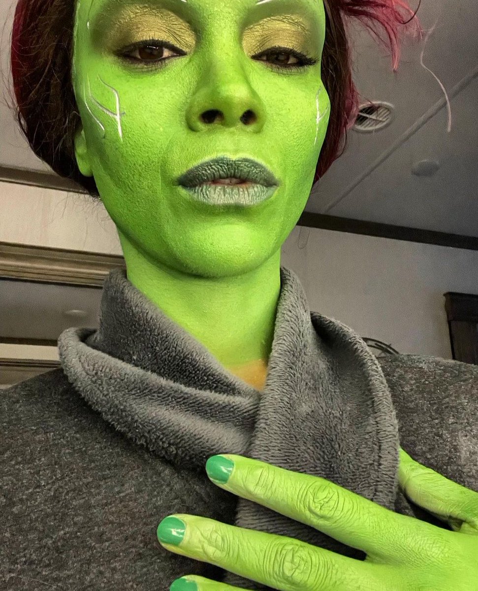 PortalGOTG's tweet photo. A GAMORA ESTÁ VIVÍSSIMA! 🗣️

Zoe Saldana acabou de postar uma foto como Gamora no set de Guardiões da Galáxia Vol 3! 💚 https://t.co/pDXawlZ0AJ