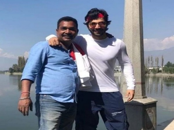 mcreationsbolly's tweet photo. Varun Dhawan breaks down after his driver Manoj Sahu’s death
#rip 😭
@Varun_dvn #varundhawan #ManojSahu https://t.co/4vs8LB8y5Q