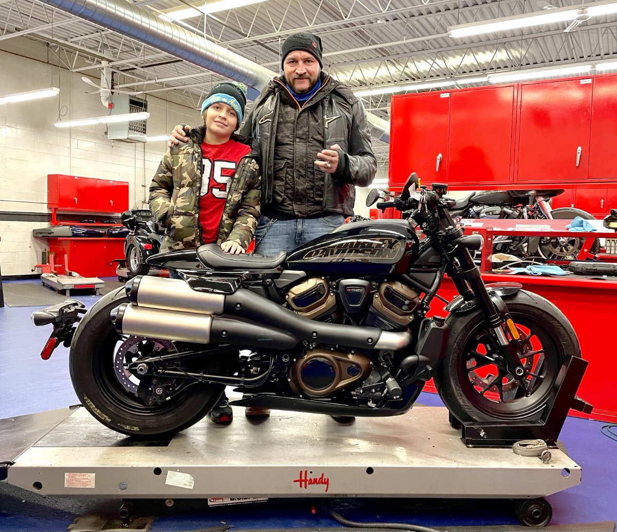 Congratulations to Jose and son on their brand new 2022 SportsterS! Ride safe! 
#harleydavidson #suffolkcountyharley #harley #harleydavidsonmotorcompany #hd #sportsters