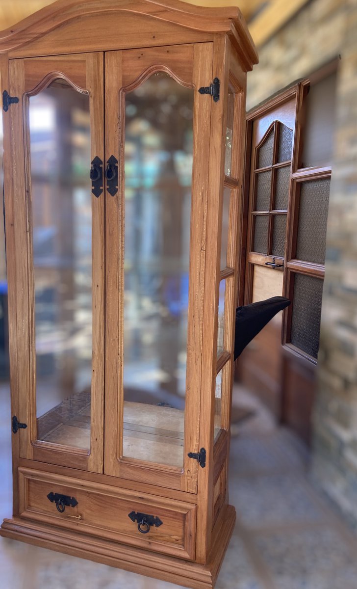 Me ayudan con un RT POR FAVOR 🙏 🙏🙏🙏 .
Una cliente me pidió salir de mi zona de confort y me pidió una vitrina estilo más rústico, le hice una en madera de roble de demolición con vidrios a sus costados y de fondo espejo y cajones . Que les parece ?