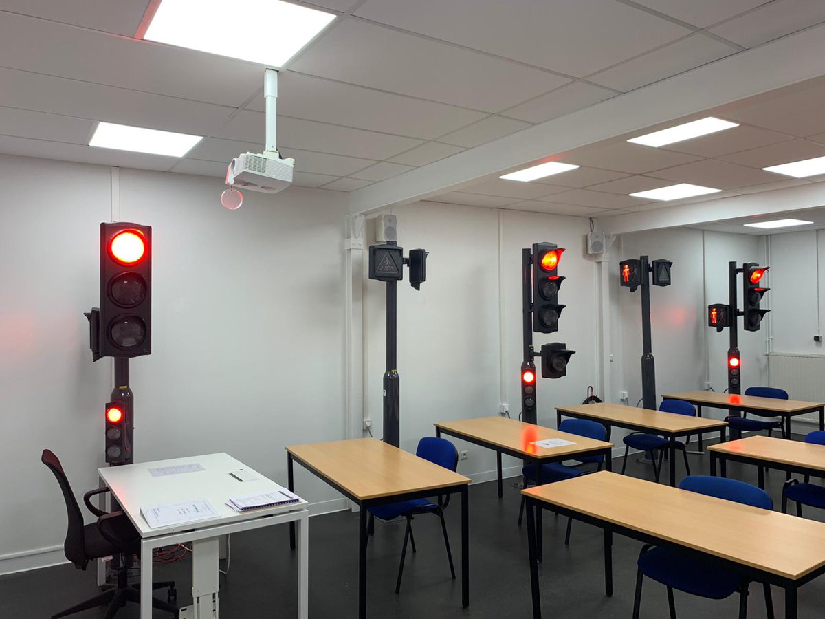 FORMAPELEC lance pour 2022 trois nouvelles formations en Signalisation Lumineuse Tricolore, en partenariat avec FARECO et AXIMUM : 

- L’installation, mise en service, maintenance des installations de SLT
- Etude de fonctionnement d’un carrefour à feux
- Audit terrain 

#SLT