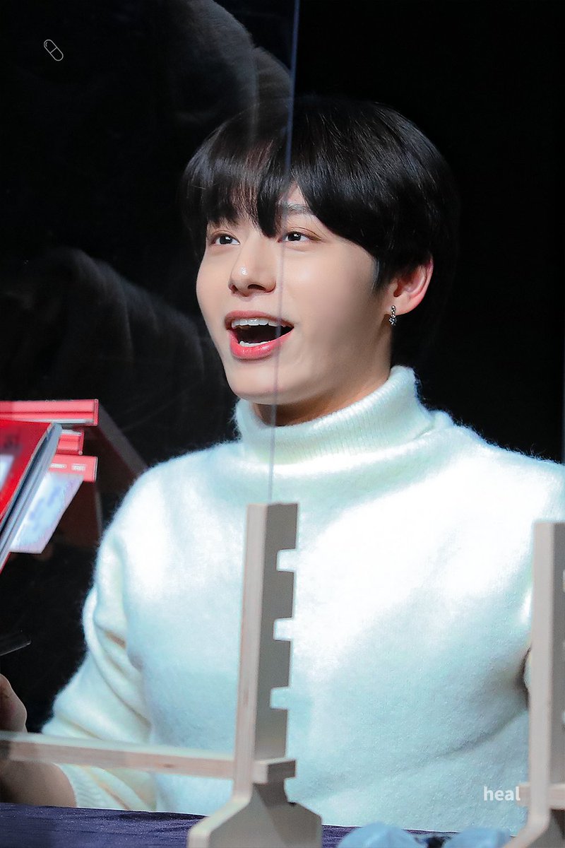 Heal_hw's tweet photo. 220107 애플뮤직 팬사인회 #원어스 #ONEUS #환웅 #HWANWOONG 

환웅선배。。 (人◕ω◕)🤍 https://t.co/AhEOLPsOob