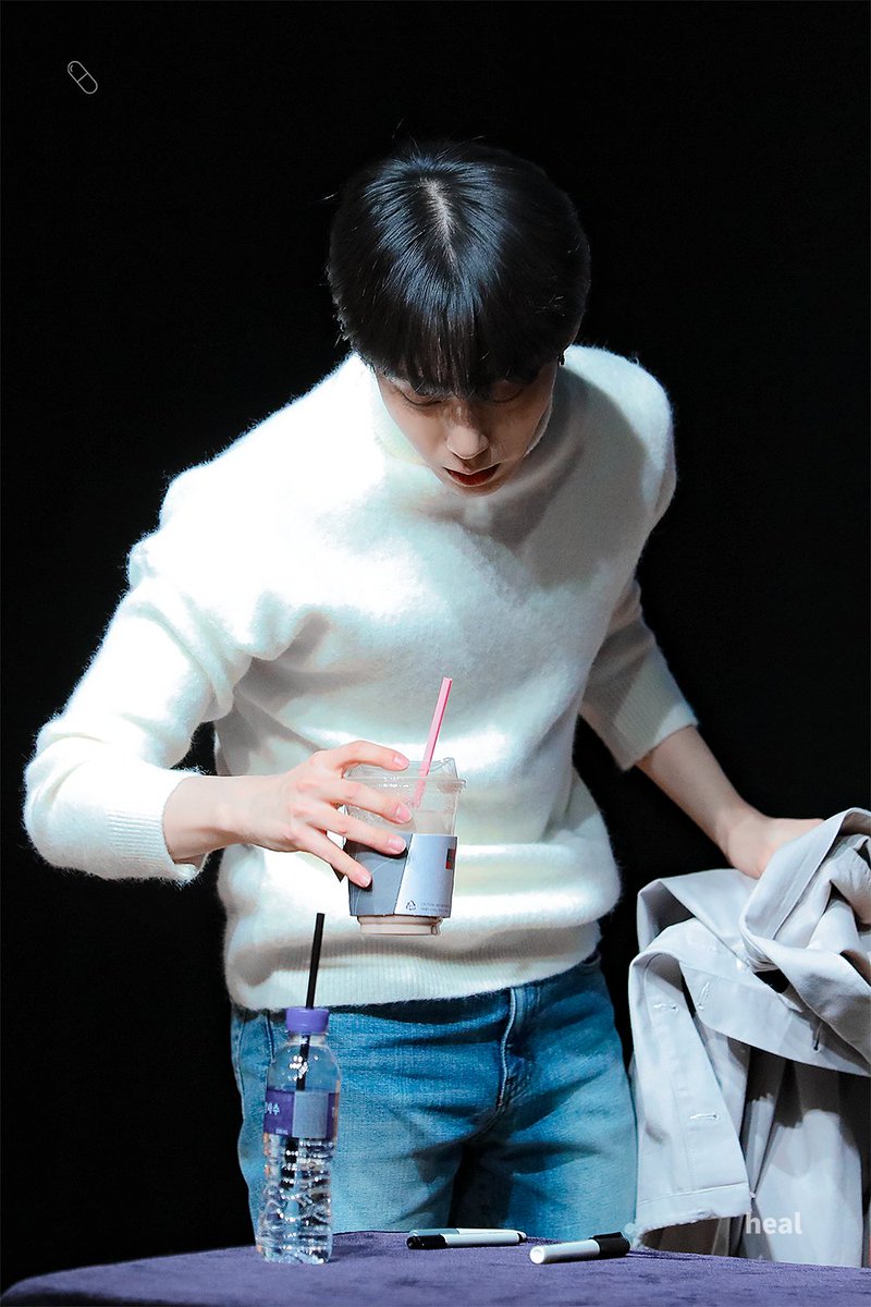 Heal_hw's tweet photo. 220107 애플뮤직 팬사인회 #원어스 #ONEUS #환웅 #HWANWOONG 

환웅선배。。 (人◕ω◕)🤍 https://t.co/AhEOLPsOob