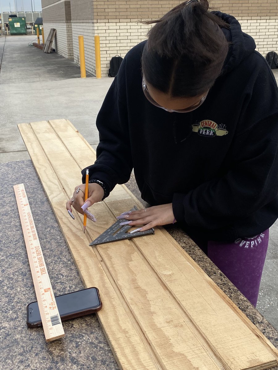 Lyhinners's tweet photo. Loving the #GirlBoss vibes in wood shop today! Students working on their birdhouses - creating habitats for native birds through recycled materials from @SCHS_Tiny_House. @Humble_2ndSci @HumbleISD_SCHS @HumbleISD 💅 💪 https://t.co/XinfUFnVf2