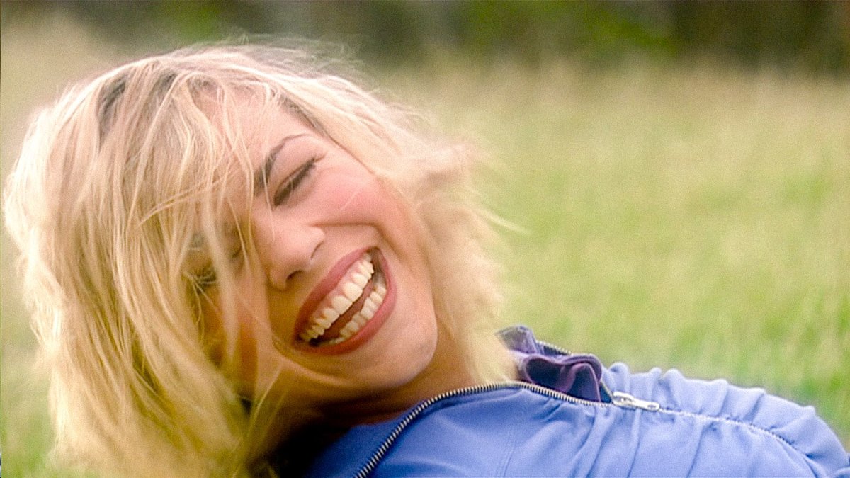 memoriesdw's tweet photo. rose tyler has the most beautiful smile https://t.co/2HQLGci20a