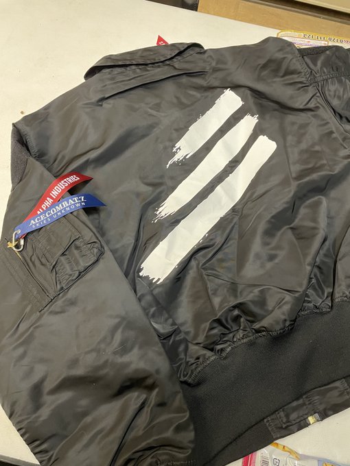 罪の重さを線の数で描かれたジャケットが届いたな 