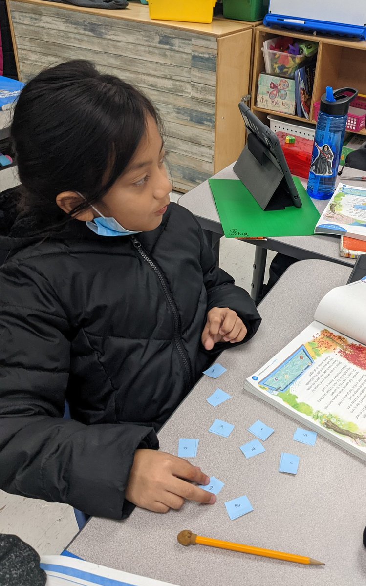 Shulermelisa2's tweet photo. Making new words with digraphs today using our phonics program! @NSDCarver #gwcstrong https://t.co/YUcOexejY4