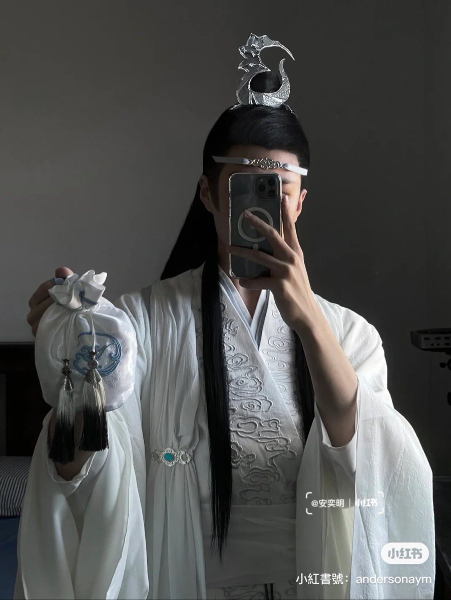 bjyxiao's tweet photo. look at this guy who cosplayed as lan wangji and wei wuxian 😳

cr. xhs 安奕明 https://t.co/LPHOWaJqsW