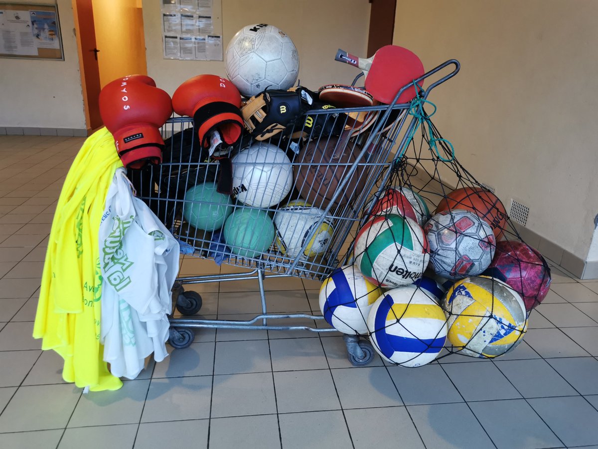 sabrinafortin86's tweet photo. Le tri a commencé ! Les jeunes de l'Ulis de Joachim du Bellay s'engagent pour la SOP2022 et pour la planète! Ils ont contacté une recyclerie sportive de Poitiers pour récolter du matériel laissé à l'abandon du 24 au 29 janvier. #TEAMUNSS86 @unss86 #Paris2024 #Loudun #SOP2022 https://t.co/WvYi7MMoVD