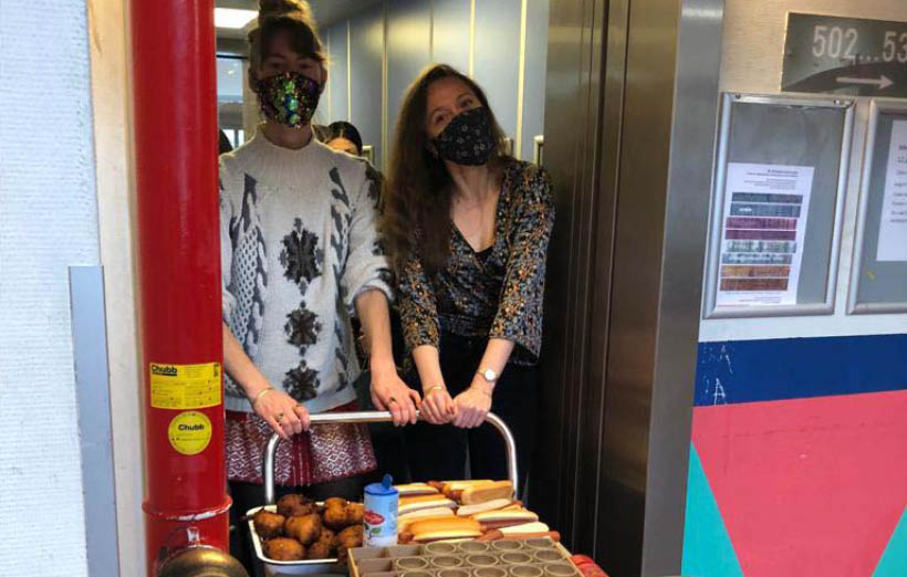 SociusWonen's tweet photo. De Kaffeetaria heeft samen met de bewoners van De Saffier de oudejaarsdag prachtig afgesloten. Met 13 Socius-bewoners heeft Ellen (Oud en Nieuw Commissie) namelijk jong én oud blij kunnen maken met heerlijke versgebakken zuurdesem oliebollen van de Kaffeetaria. 🥰 https://t.co/20ZXY2zAQR
