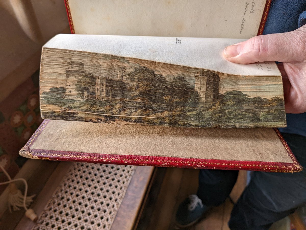 Today I have been very much enjoying snooping round the library at @TyntesfieldNT. Look at this absolutely delicious foreedge painting of Warwick Castle on a copy of Walter Scott's Lady of the Lake. Yum!