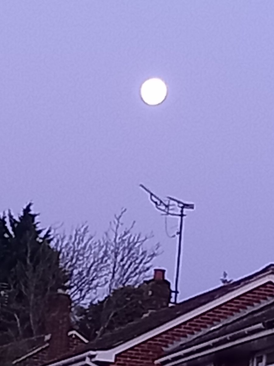 pxmpxmpom's tweet photo. Ah yes. Alison took this wonderful photograph of the sacred moon for us to enjoy. https://t.co/usfO5WBjxb