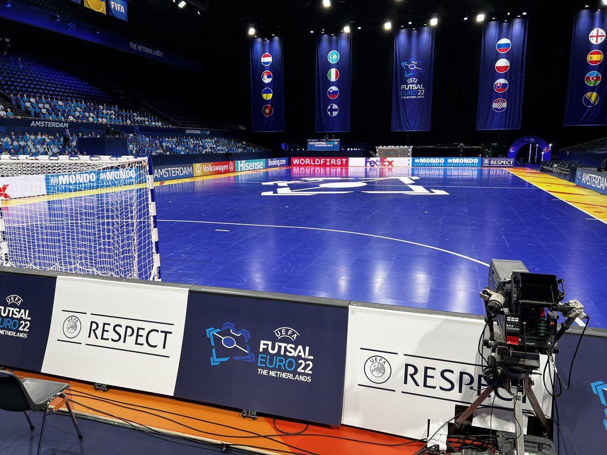 Vrij naar collega <a href="/JeroenElshoff/">Jeroen Elshoff</a> : nu nog leeg <a href="/ZiggoDome/">Ziggo Dome</a>. Blijft ook leeg, maar het #ekfutsall is wel te zien: Straks vanaf 20.00 uur de start met Nederland - Oekraïne. Live op <a href="/NPO3/">NPO 3</a> <a href="/OranjeFutsal/">Oranje Futsal</a> #NEDUKR.