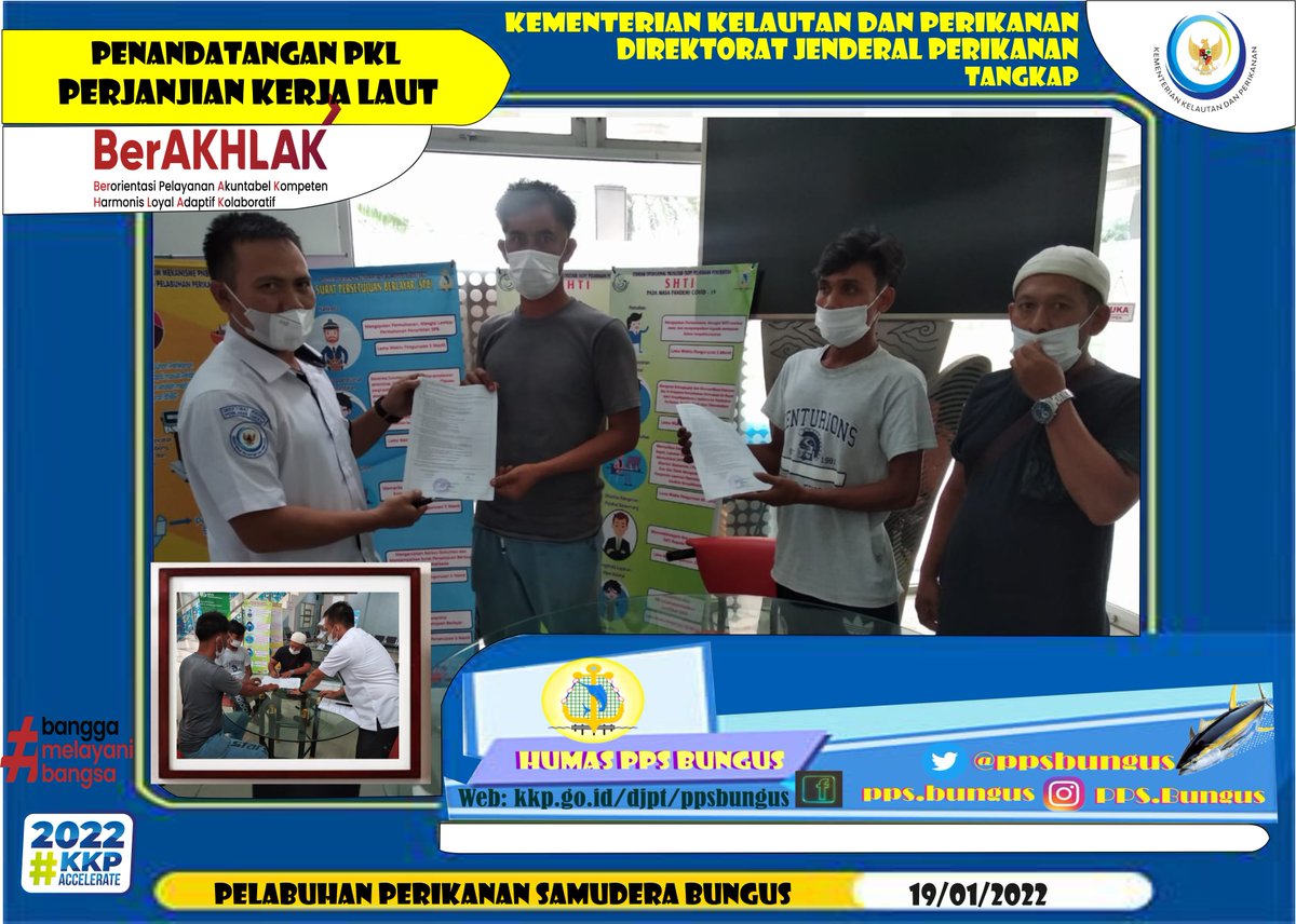 ppsbungus's tweet photo. (19/01) Menjamin Hak dan Kewajiban Pemilik dan ABK kapal, Sub Kood Kesyahbandaran Yulian Toni, https://t.co/ii3WoYU36Y.Pi Menandatangani PKL bagi Awak Kapal Perikanan
7 Unit kapal dengan 41 ABK telah di PKL awal tahun  ini
#KKPAccelerate #KKPGOID #MenteriKKP #SaktiWahyuTrenggono https://t.co/8jQSdaxyxz