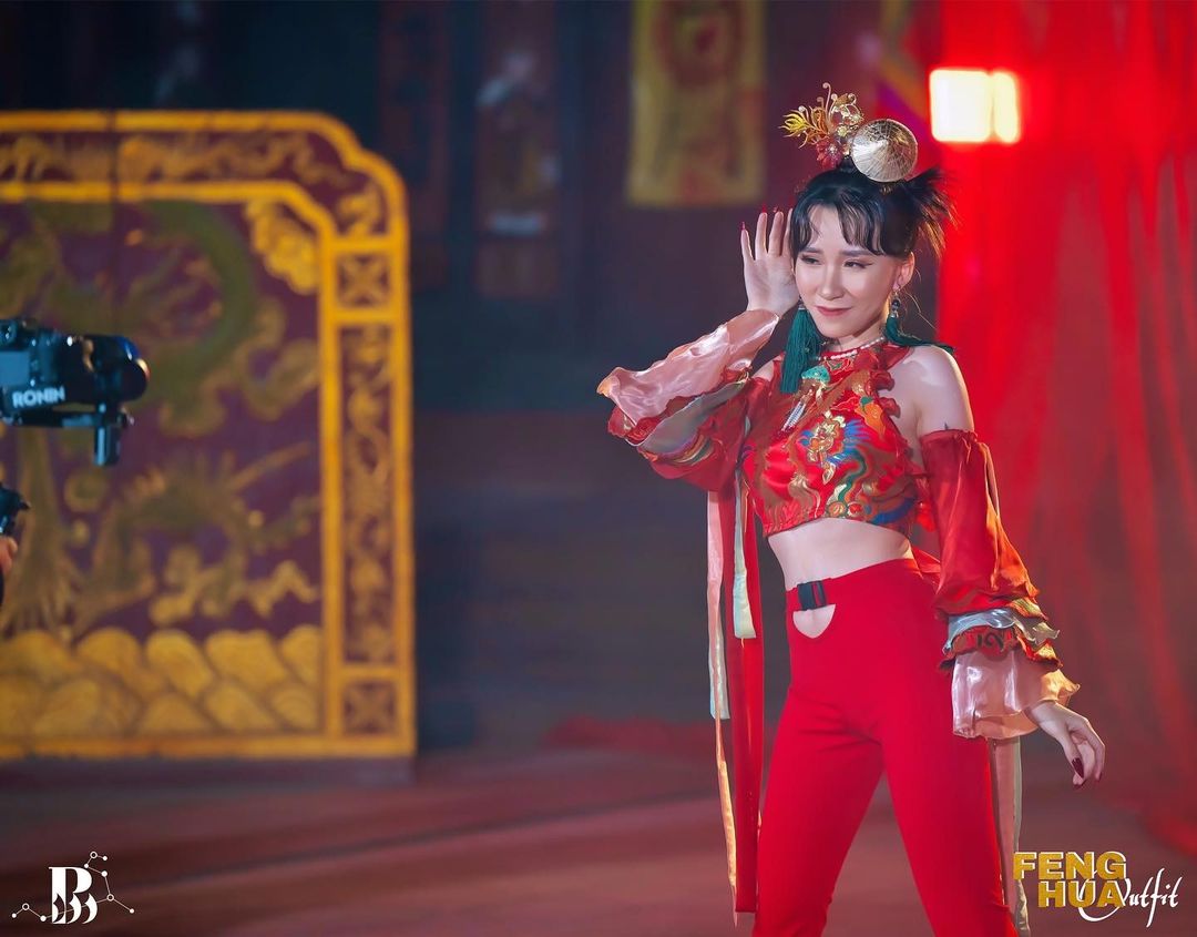 all_about_bwild's tweet photo. [SPECIAL PHOTOS] GIEO QUẺ - HOÀNG THUỲ LINH &amp; ĐEN DANCE BY B-WILD 

📹 : https://t.co/pBg47E0Qmj 

#bwild #gieoque #hoangthuylinh #den https://t.co/EfgMg7hHmQ