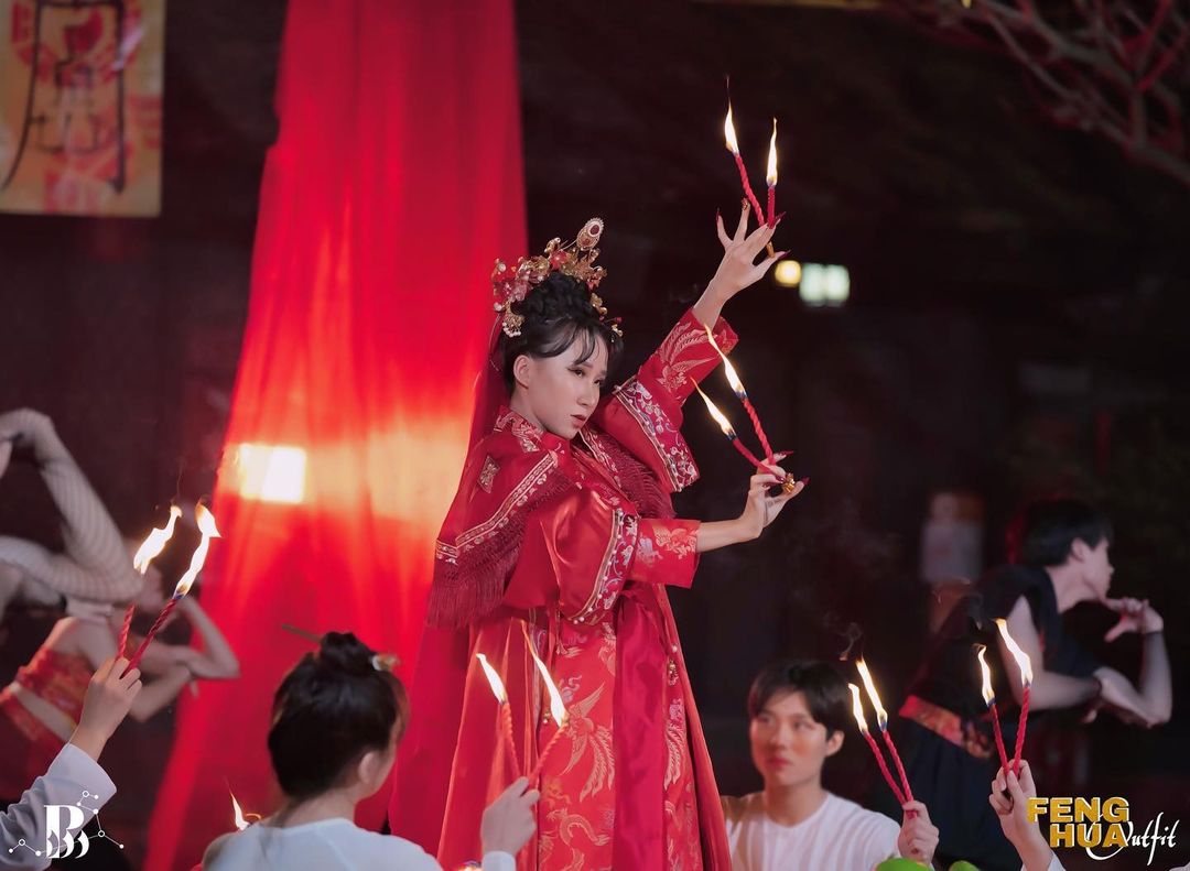 all_about_bwild's tweet photo. [SPECIAL PHOTOS] GIEO QUẺ - HOÀNG THUỲ LINH &amp; ĐEN DANCE BY B-WILD 

📹 : https://t.co/pBg47E0Qmj 

#bwild #gieoque #hoangthuylinh #den https://t.co/6zqXAbbqWy