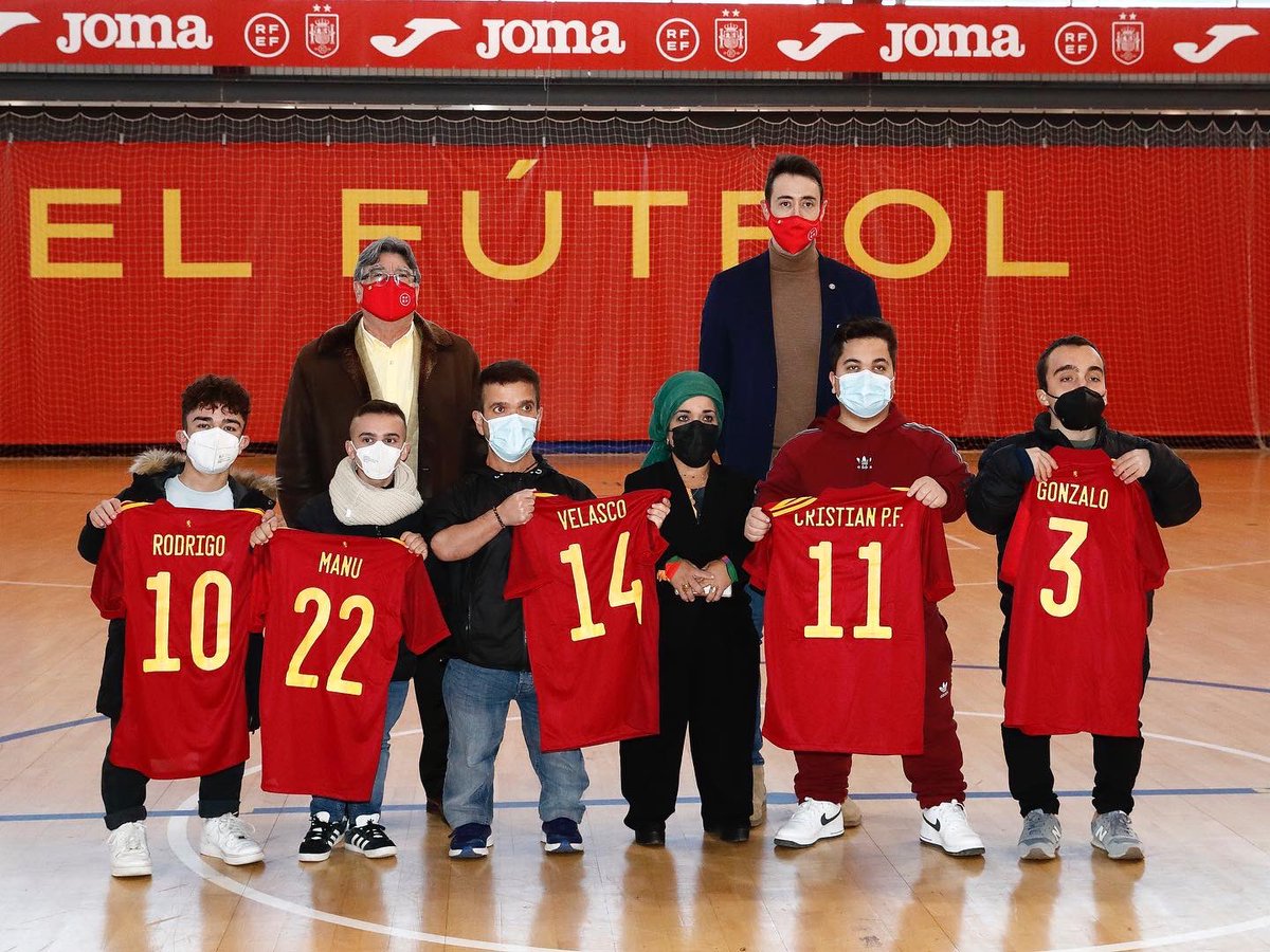ESPTB1's tweet photo. Esta mañana una representación importante de nuestro equipo se ha trasladado hasta La Ciudad del Fútbol @rfef, donde ha tenido lugar la entrega de la ropa deportiva oficial con la que a partir de ahora usaremos para representar a nuestro país en los próximos campeonatos. https://t.co/JoOCvIPec1