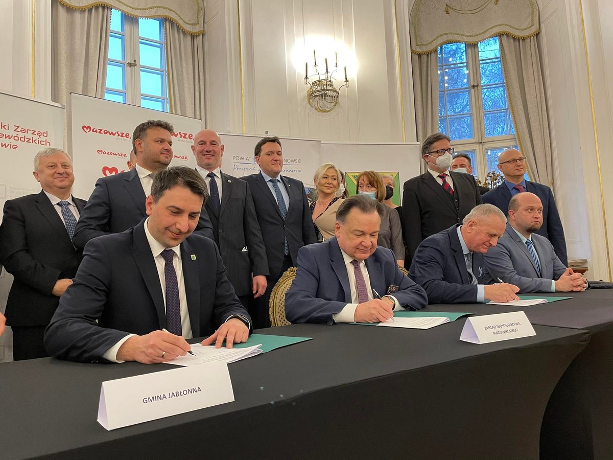 StruzikAdam's tweet photo. Coraz bliżej budowy nowego odcinka obwodnicy #Jabłonna. Z pow. #legionowski i gmina #Jabłonna podpisaliśmy porozumienie o wspólnej realizacji dokumentacji projektowej. Droga wojewódzka nr #630 zyska nowy przebieg, który odciąży ruch drogowy w mieście. Szacunkowy koszt 40 mln zł. https://t.co/yd8lNpnSrt