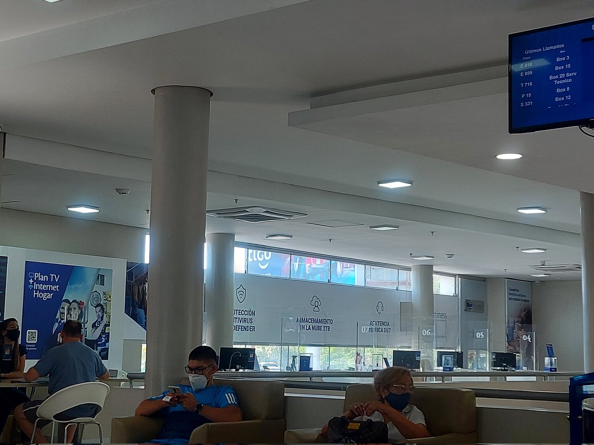 Lamentable el servicio de atención de #TigoParaguay Vengo a cancelar un servicio y te hacen esperar hasta el hartazgo ! . Casi nadie atendiendo !