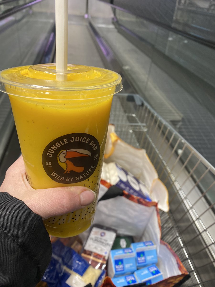 SatuPuumala's tweet photo. Kauppareissun uusi normaali?? Maski kasvoilla ja ajoitus niin, että saan palkita itseni smoothiella❣️ #junglejuicebar #palvelukokemus #kauppareissu https://t.co/vb2jt0Hubx