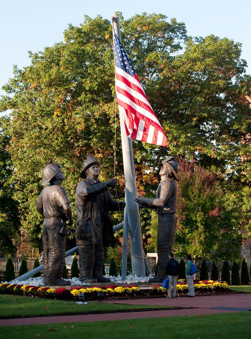 whaleCSGO's tweet photo. @american101real @Zaubertranker @ElijahSchaffer Statues in this case usually honor those who save lives in disasters (in the case of Covid it’s still occurring). All the statue is doing is thanking/commemorating the nurses who helped and put them at risk. In the case of 9/11 (see photo), we do honor those who save lives. https://t.co/AnnLy2A4in