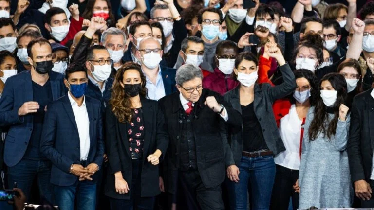 K_Carles's tweet photo. ➡️Et si #Melenchon2022 était au second tour ? 

📈Plusieurs sondages l'ont placés aux portes du second tour, parfois à 2 points seulement (soit moins que la marge d'erreur) donc oui c'est possible, on peut gagner et on va gagner ! ✊

Comparons #MacronMenteur et #JLM2022 

↩️ https://t.co/OAplTHGKtF