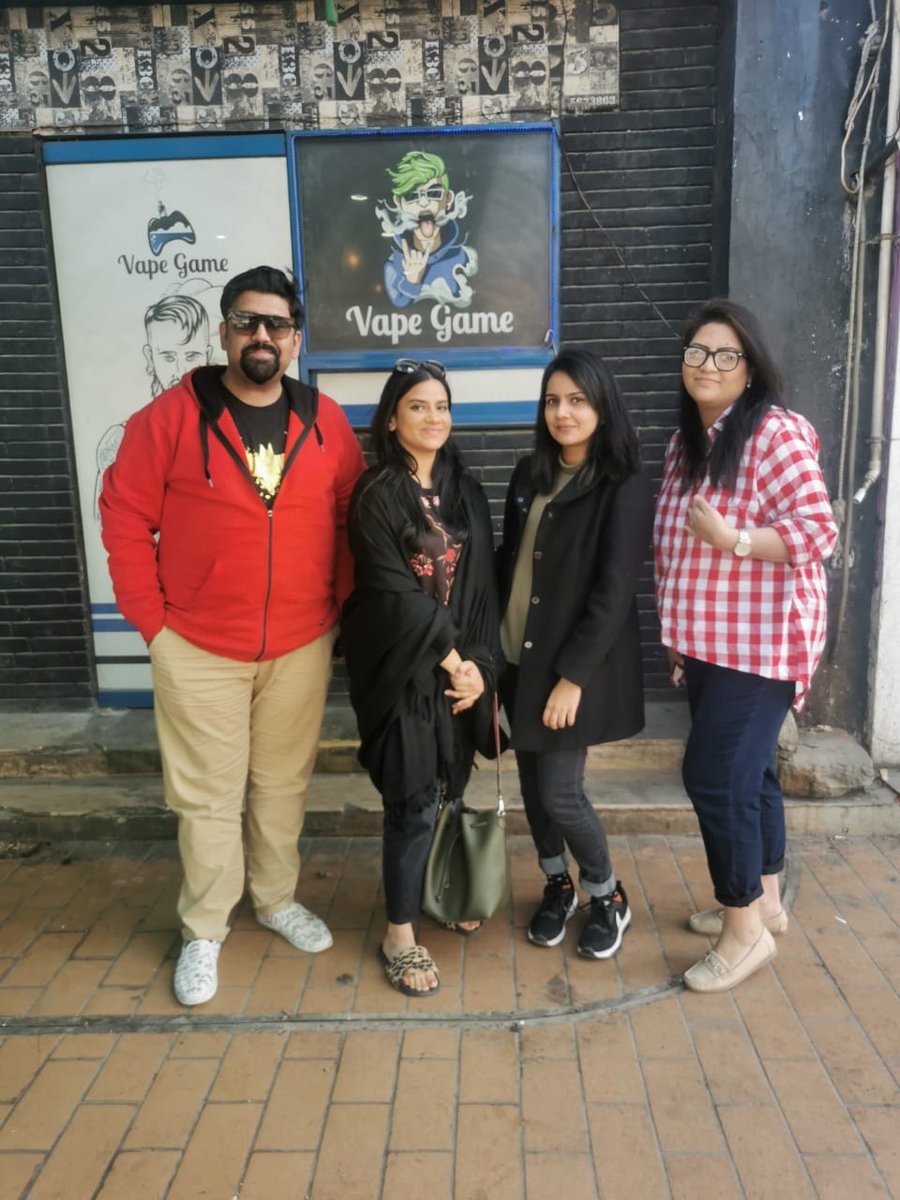 shafiqulhasan81's tweet photo. Meeting friends from abroad, is a great feeling. It's only possible if you are fully vaccinated and with that following SOPs. Wear masks but when going for a memorable picture, Take'em off.
With our #InternationalBlogger from the brunch scene.
#JeeloDobara https://t.co/u9oi4VadlQ