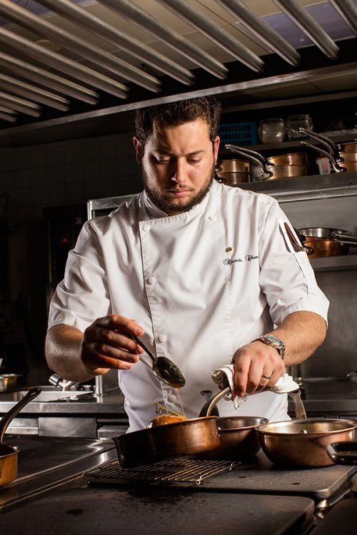 Anoten este nombre que hoy hizo historia: Ricardo Chaneton  (<a href="/rchaneton/">Ricardo Chaneton</a>) primer chef venezolano en ganar una estrella #Michellin con su propuesta gastronómica en Hong Kong llamada “mono”.
⬇️⬇️⬇️