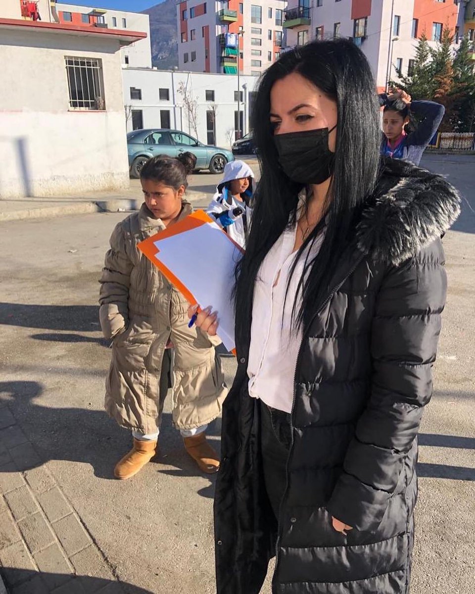 Eva89064905's tweet photo. Integrimi dhe fuqizimi i familjeve në nevojë vazhdon të jetë në fokus të @QendraShkoze.Vizitë në familjet e komunitetit mbi nevojat e tyre! #familje #fuqizim 🤝 #bashke 👨👩👧👦 https://t.co/u5XzVVF0ZW