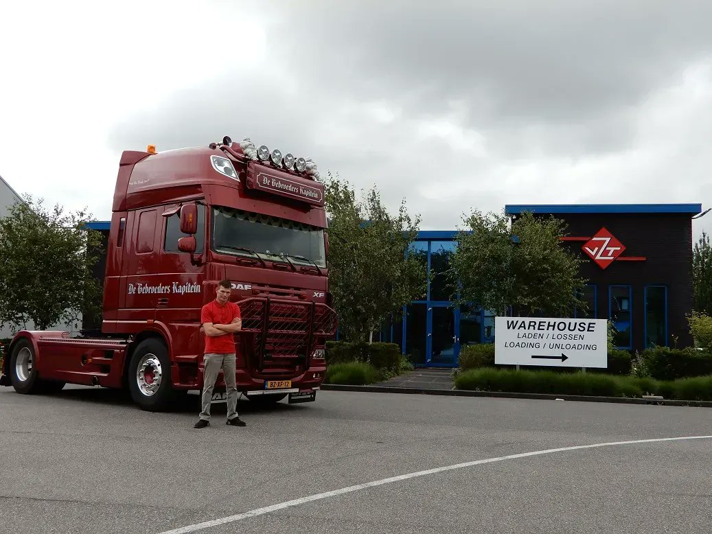 Wil jij tijdens het hoogseizoen ons ondersteunen met jouw eigen trekker en trailer. Lees de interviews met onze partners, om te kijken of het iets voor jou is: vzt.nl/charterrubriek