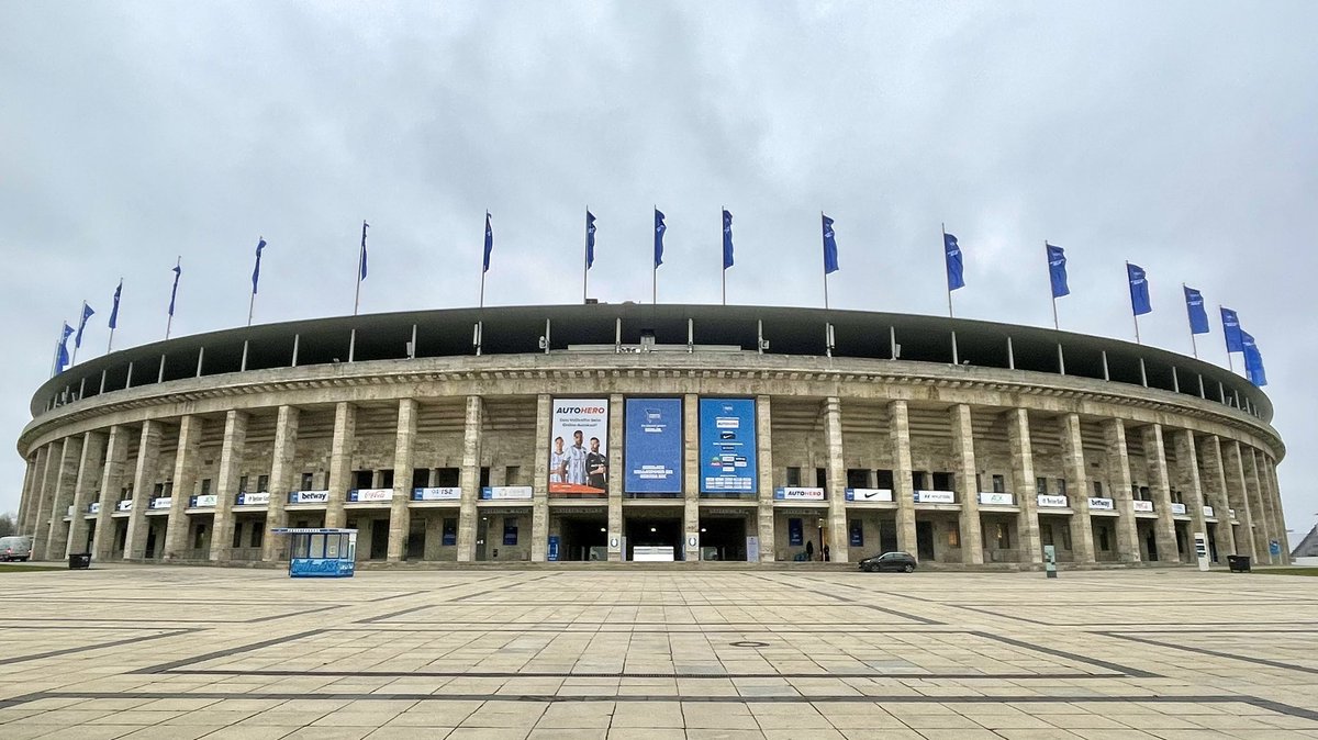 manfred_becker's tweet photo. Heute ist so ein Tag, an dem man in #Berlin Farbe(n) bekennen muss. Ich habe ein Herz für die Kleinen, also Blau-Weiß! 💙🤍 #BigCityClub 😍 @BigCityClubBSC @HerthaBSC
#HaHoHe, #Hertha #BSC! #BSCFCU #DFBPokal

https://t.co/IIg13rTL0n https://t.co/qjJxOGOu3K